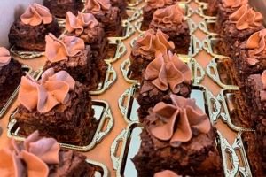 mini brownies with chocolate topping
