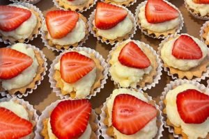 Strawberry tartlets with cream
